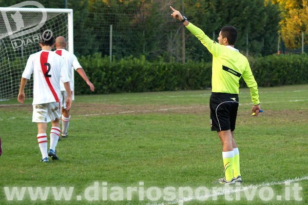 L'arbitro decreta una punizione di prima dal limite dell'area